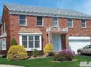 11 Sunset Rd N, Albertson, NY 11507