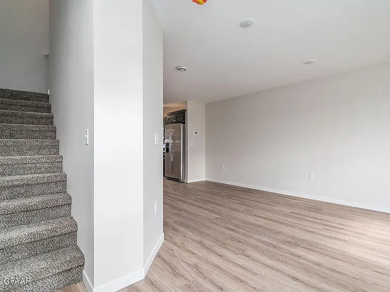 895 Thames Ct — Photo 6