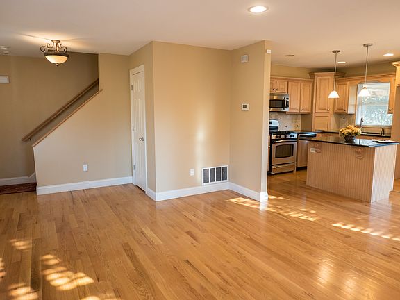 3rd image of 597 Hudson Ave