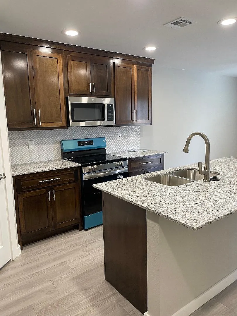 238 E Young Pl — Photo 2