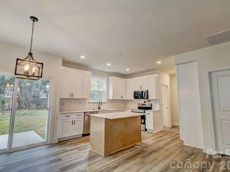 340 Hudson St — Photo 4