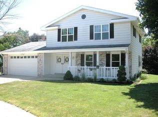 2707 Newcastle Ct, Waukesha, WI 53188