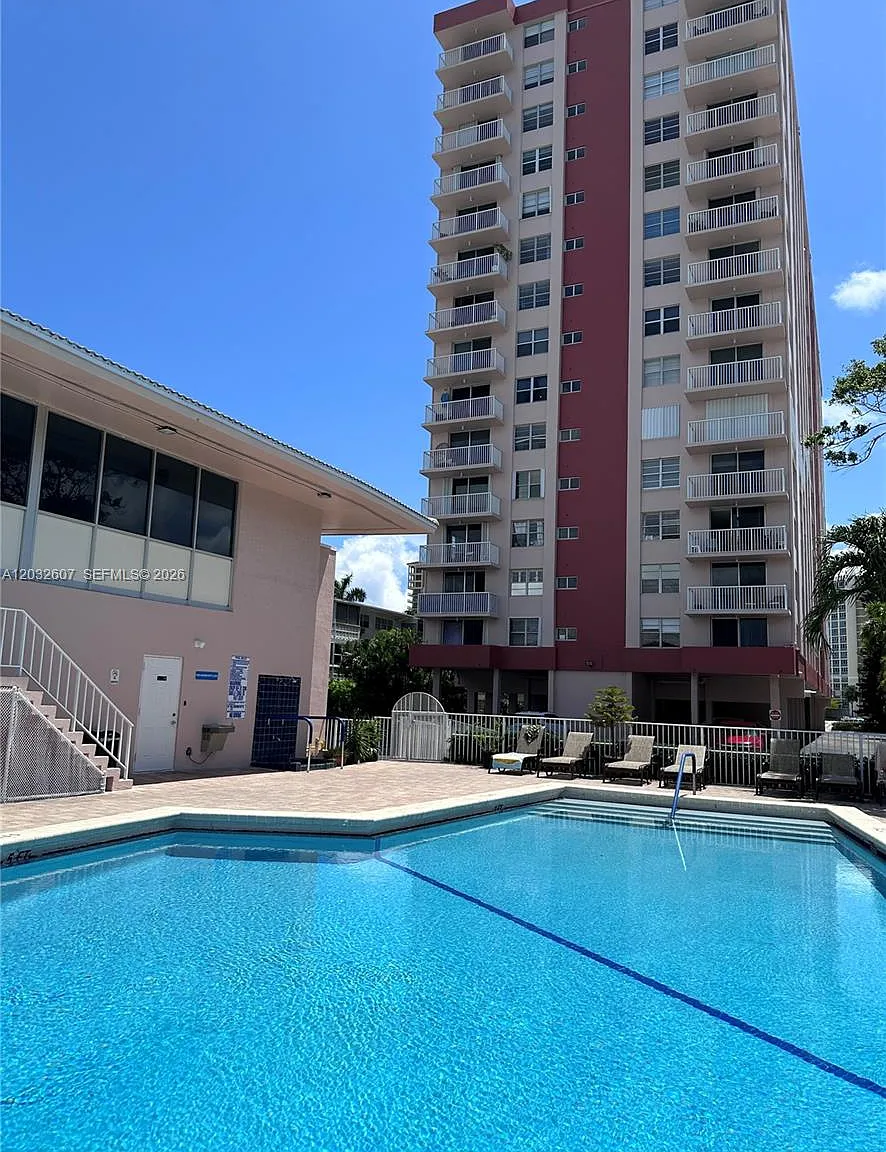 Clifton Condo — Photo 2