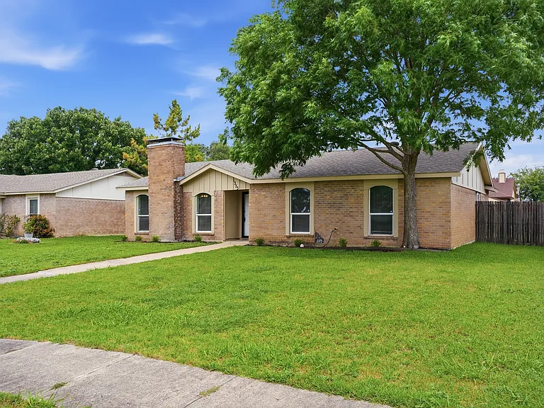 1373 Oakbluff Dr — Photo 3