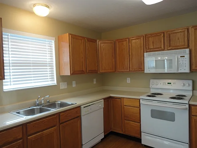 1455 Woodside Dr — Photo 3