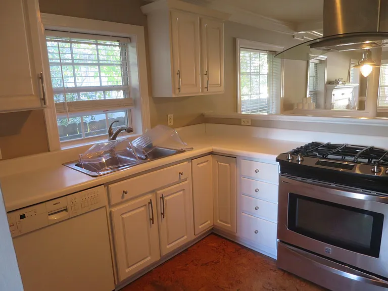 402 Pershing Rd — Photo 8