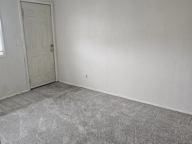 728 W 63rd St #5 — Photo 4