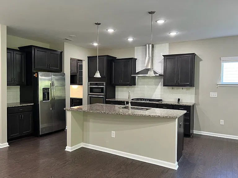 525 Parlier Dr — Photo 3