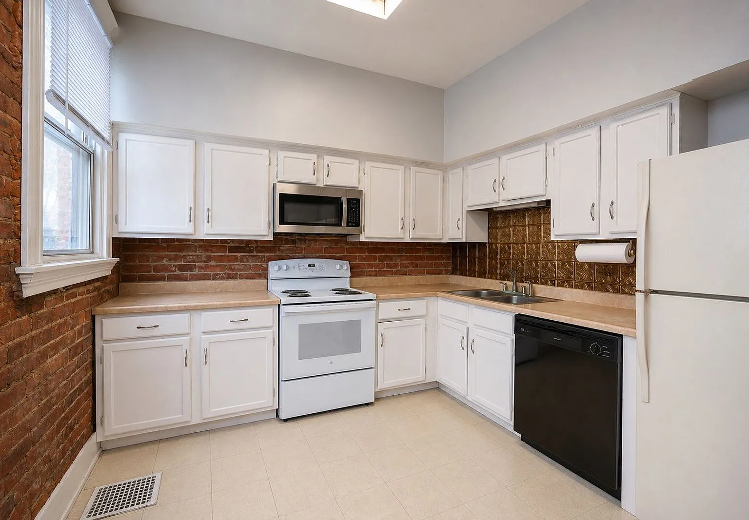4 bed, 2.0 bath, 2030 sqft, $3,295 — Photo 3