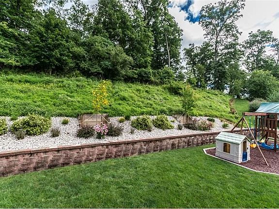 4th image of 232 Fox Meadow Dr