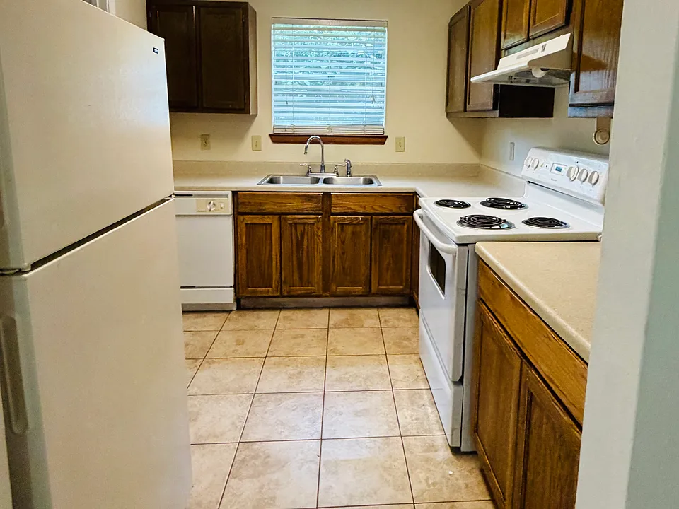 Kitchen
Comes with all major appliances
