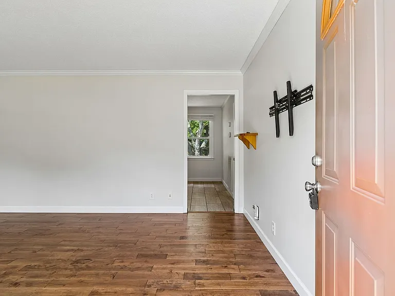1810 Theresa Dr — Photo 4
