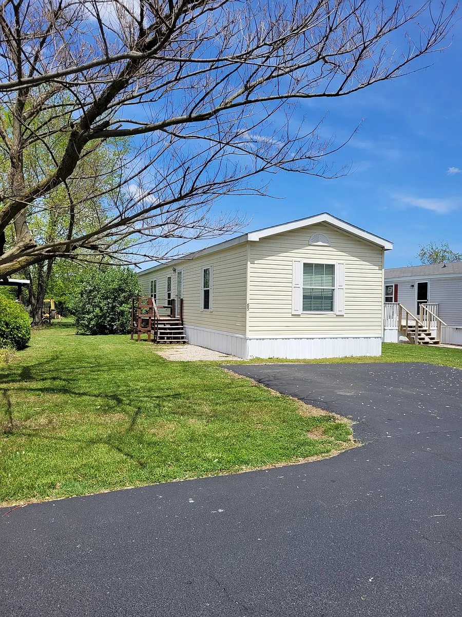 Building Photo - 3951 S Mentor Ave #65
