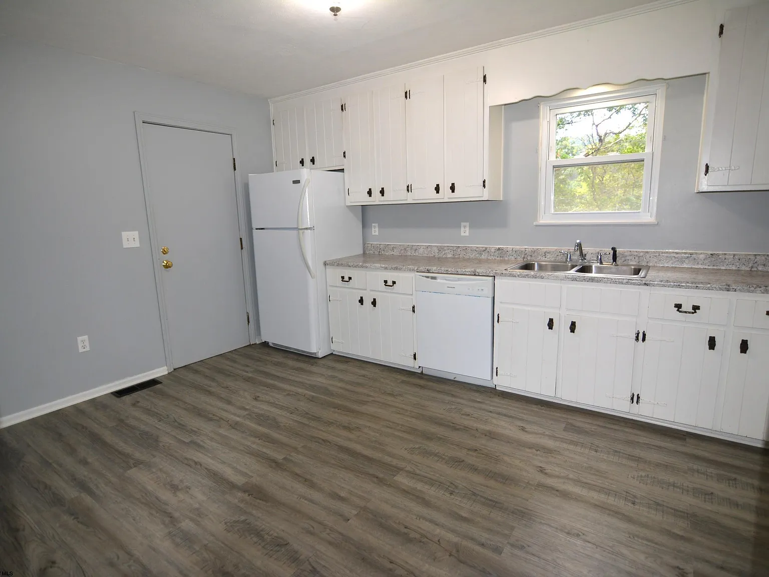 4 bed, 1.5 bath, $1,700 — Photo 2