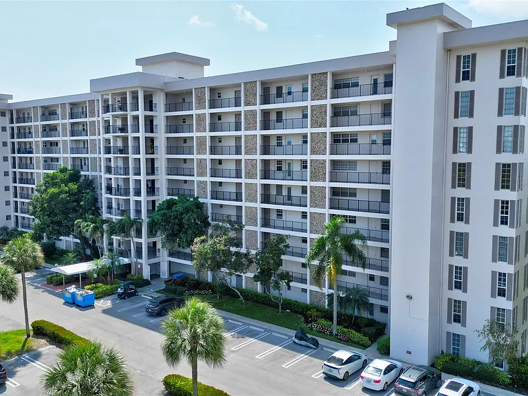 3050 N Palm Aire Dr #505 — Photo 2