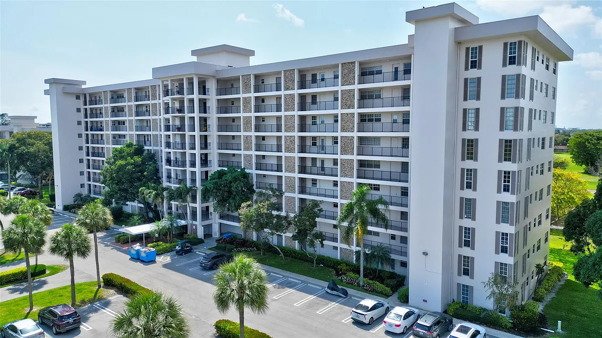 Building Photo - 3050 N Palm Aire Dr #505