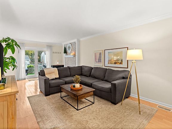 5th image of 920 Britta Ln