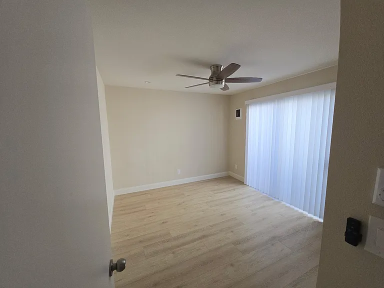 730 E 17th St #7 — Photo 27