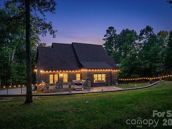 3rd image of 330 Woodland Glen Rd