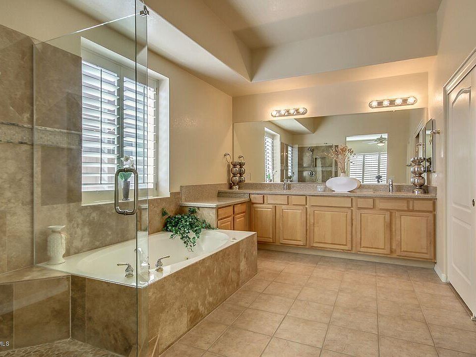 1st image of 523 W Carob Dr