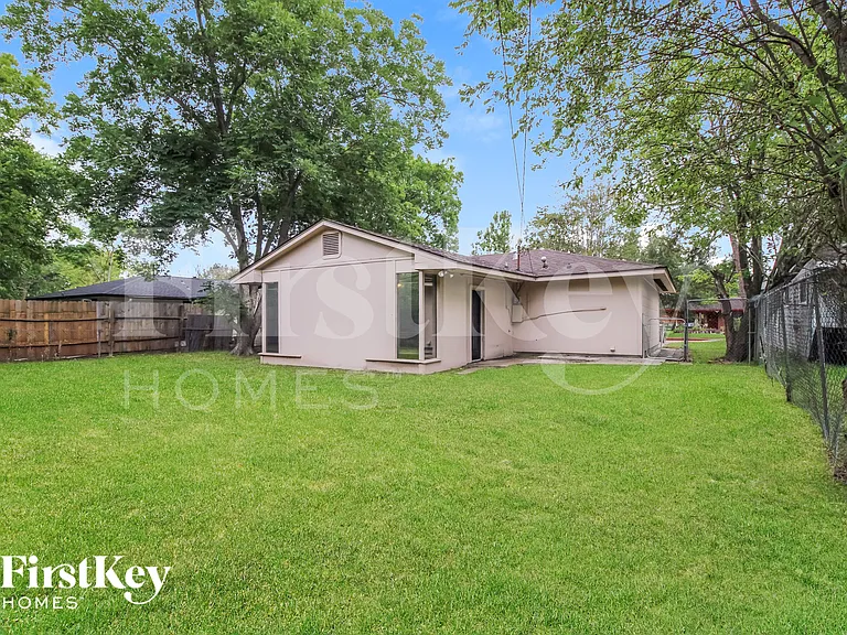 4415 Akard St — Photo 13