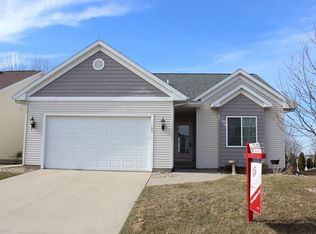 180 Ridgewood Dr, Hiawatha, IA 52233