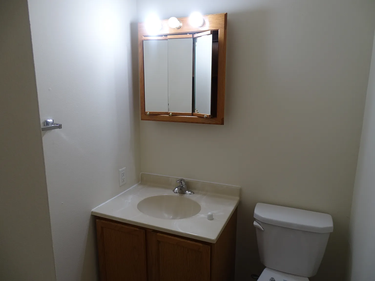 2 bed, 1.5 bath, 1000 sqft, $1,300 — Photo 3