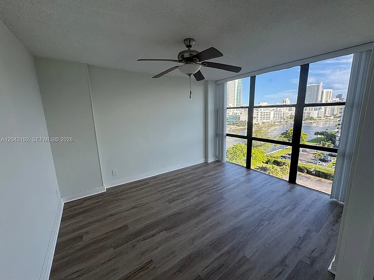 800 Parkview Dr #1018 — Photo 15