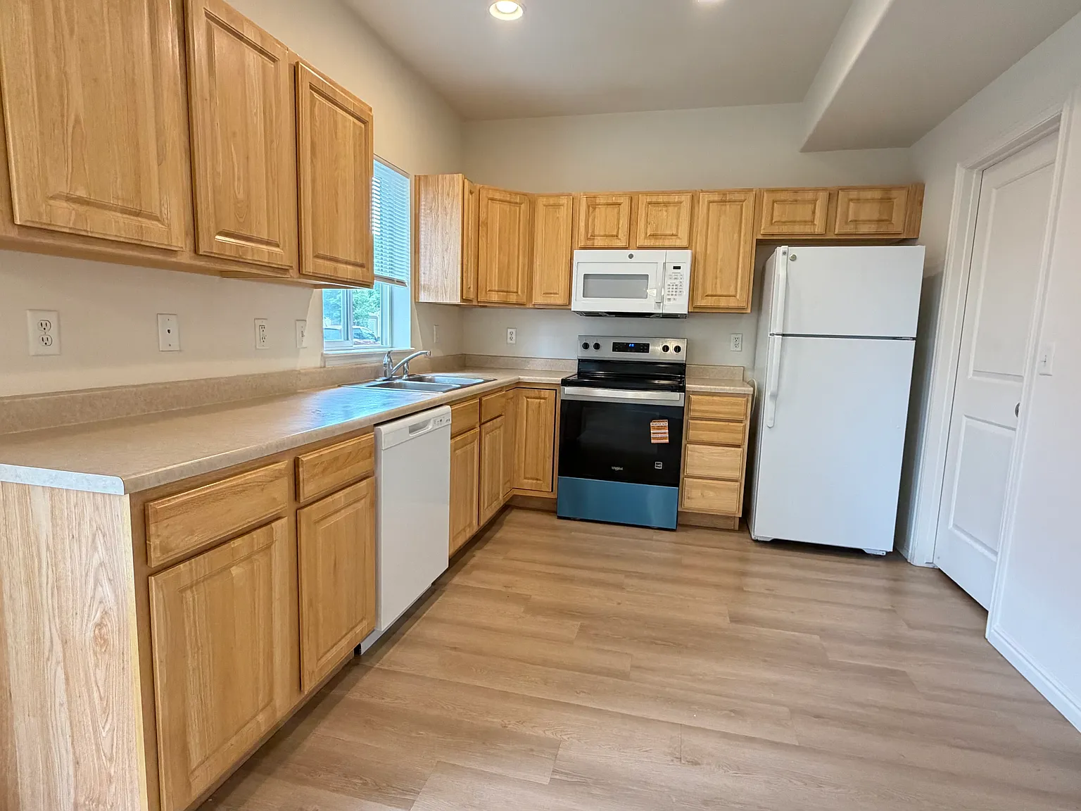 3 bed, 2.5 bath, 1294 sqft, $1,990 — Photo 3