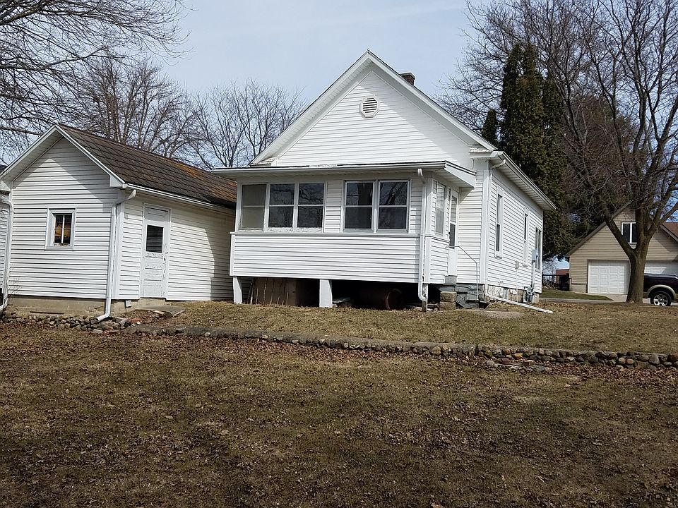 2nd image of 904 L Ave