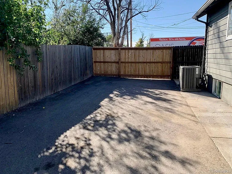4385 Benton St — Photo 20