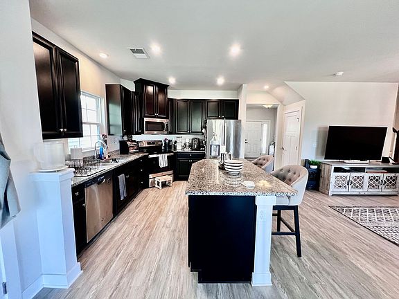 3rd image of 2872 Greenwood Dr