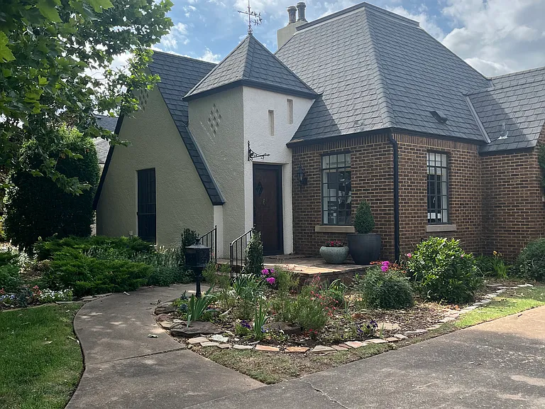 1119 Bedford Dr — Photo 2
