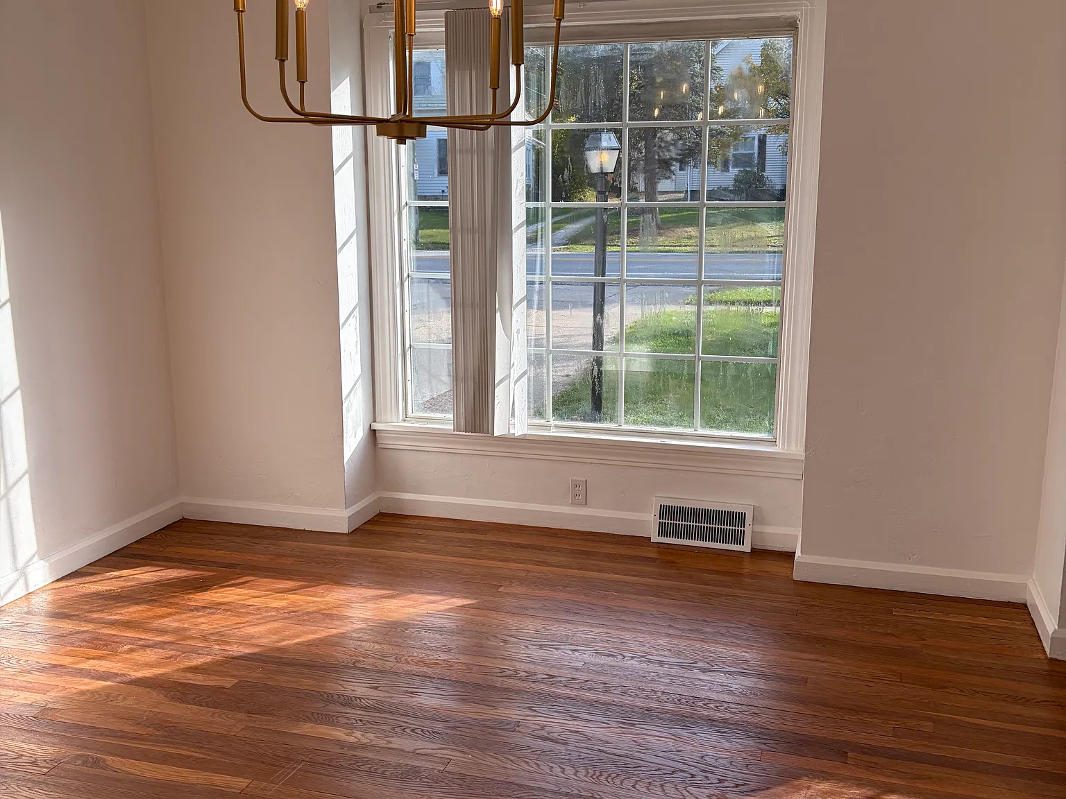 4 bed, 1.5 bath, 1558 sqft, $2,350 — Photo 3