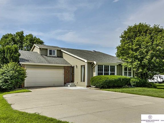 2nd image of 2730 Overlook Cir