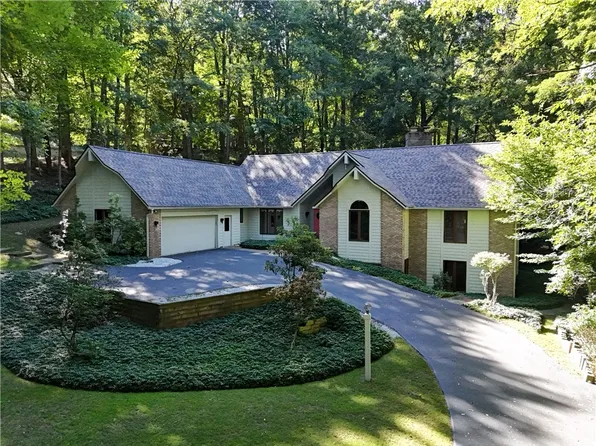 28 Park Forest Dr, Pittsford, NY 14534
