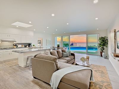 8588 Prestwick Dr, La Jolla, CA, 92037