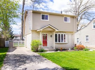 25482 6th St, Grosse Ile, MI 48138