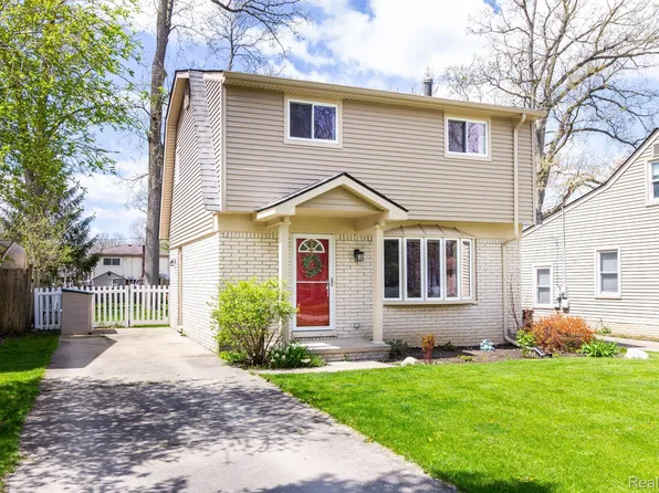 25482 6th St, Grosse Ile, MI 48138