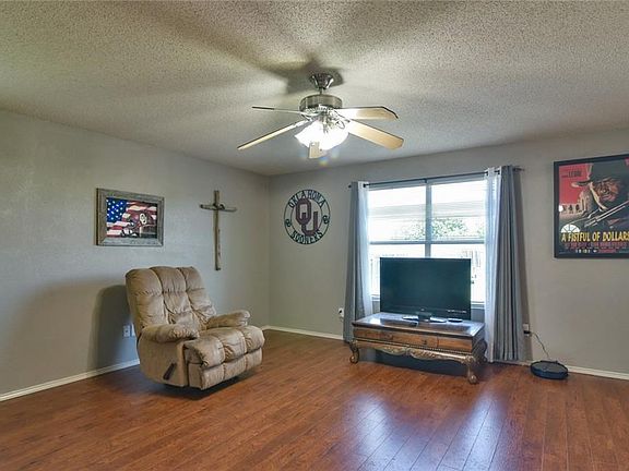 5th image of 924 Canary Dr