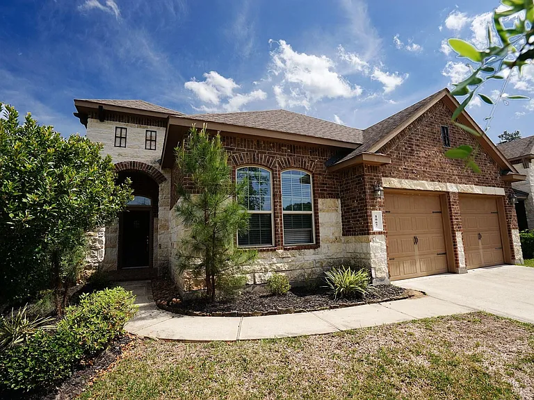 1067 Cedar Lake Ct — Photo 2