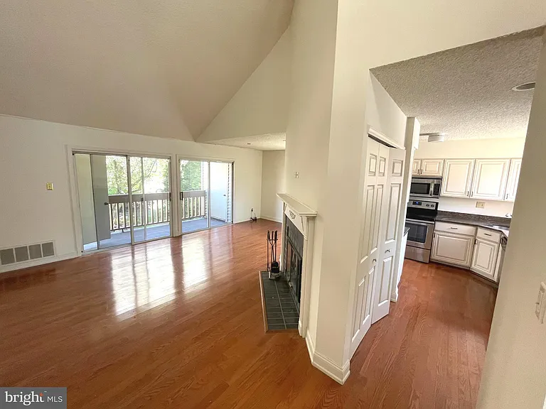 245 Carriage Ct #245 — Photo 7