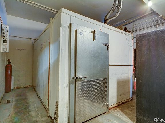 5th image of 930 SE Pioneer Way