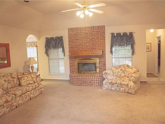 2nd image of 937 Jessica Dr