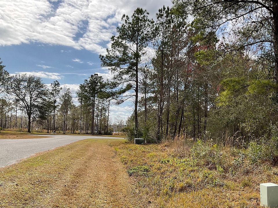 2nd image of 165 NW Mossy Oak Way