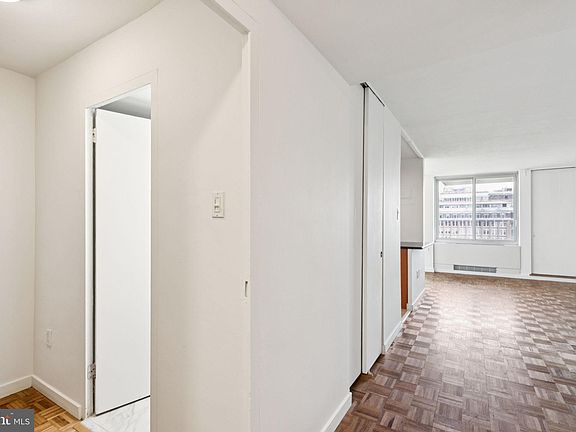 4th image of 604 S Washington Sq APT 1404