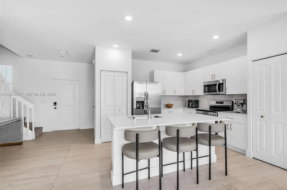 3 bed, 3.0 bath, 1344 sqft, $3,500 — Photo 4