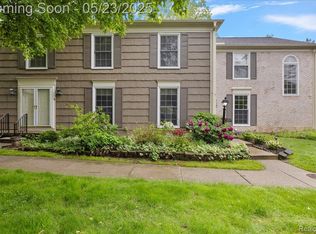 1477 Carriage Ln, Rochester, MI 48306