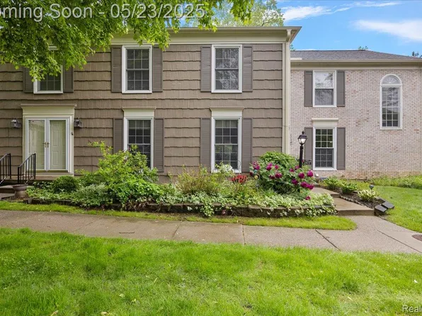 1477 Carriage Ln, Rochester, MI 48306