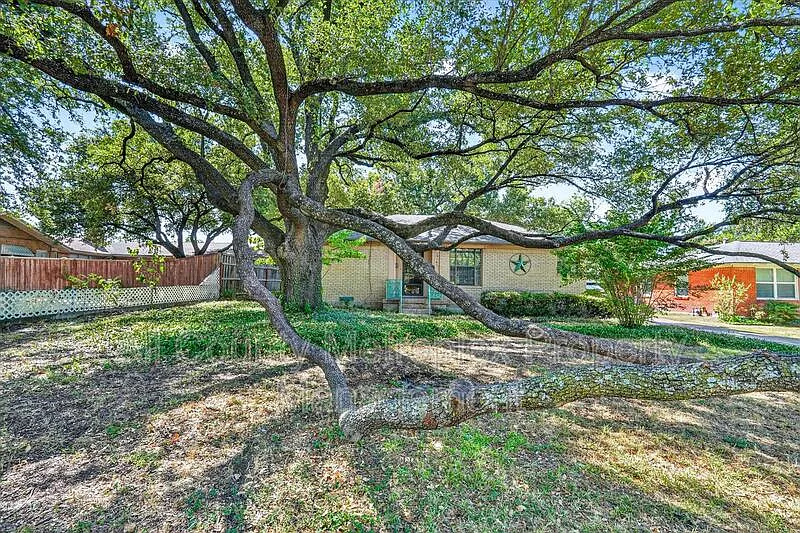 2 bed, 1.0 bath, 1325 sqft, $2,100 — Photo 2